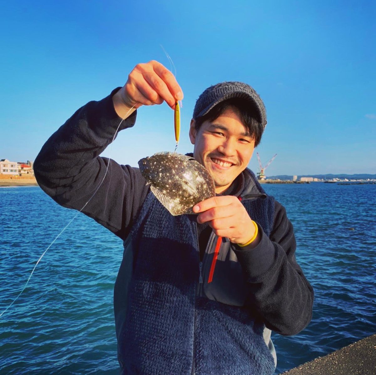 ジギンガーk 釣り ジグで釣ったぜヒラメくん ちっこいけど 渋い1日をパーっと明るくしてくれた1匹 大潮なのになー 煮付けにしたら原型なくなった笑 釣り Fishing ジギング ジグパラ 冬釣り ヒラメ 館山