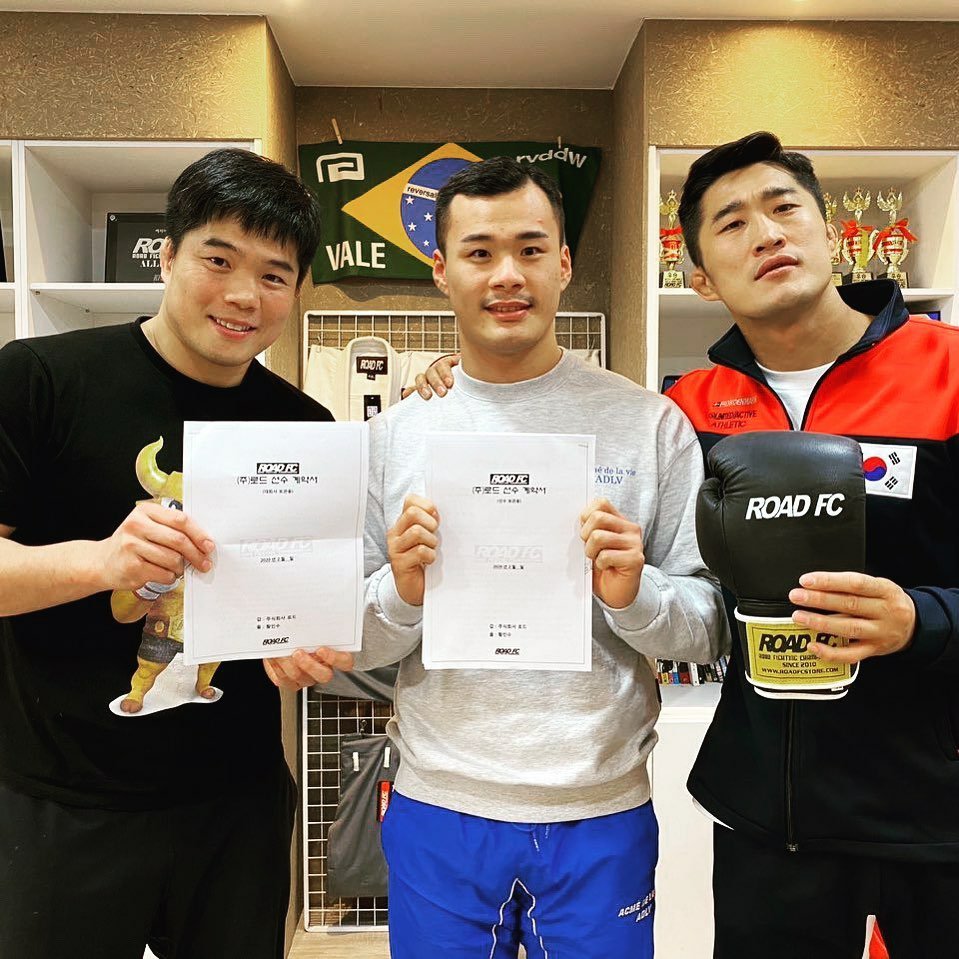 KoreanJohn_'s tweet image. Knockout artist Hwang In Su re-signs with @ROADFC. This could mean a title shot versus  Yang Hae Jun for the middleweight strap in 2020. #roadfc #asianmma #korea