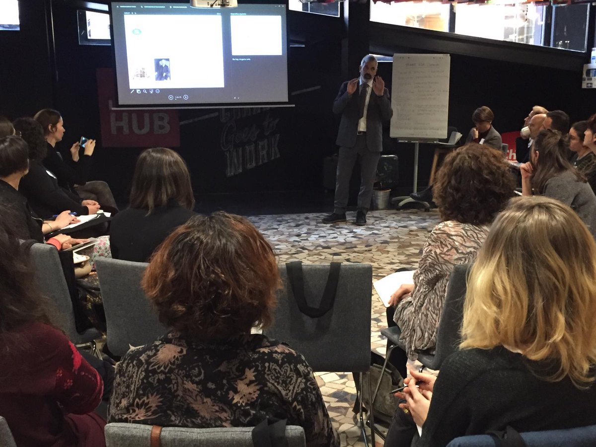 CaixaForum's tweet photo. "El motivo de ese desinterés es que la población no obtiene un nivel de satisfacción suficiente en sus prácticas artísticas. Para lograrlo ponemos todos nuestros esfuerzos en tres aspectos: la accesibilidad, la participación y la mediación", @MiroIgnasi en #ArtforChangelaCaixa https://t.co/KCww9CqheD