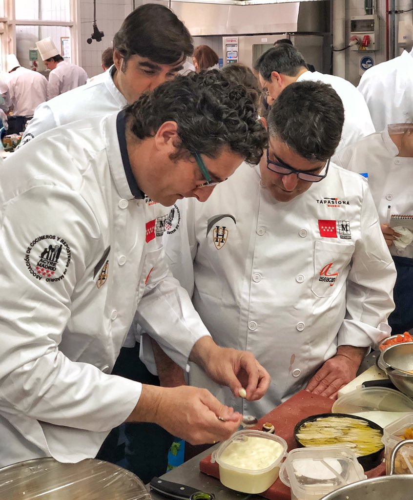 BLCVallekas's tweet photo. Ayer disfrutamos de lo lindo en #TapasionaMadrid. Un evento en el que participaron cocineros reconocidos, estudiantes de hostelería, prensa, instituciones y empresarios, compartiendo fogones para crear #tapas con producto de #Madrid. #BLCV #Sabor #Tapas
#BanderillasGourmet https://t.co/DT81MZ4uQW