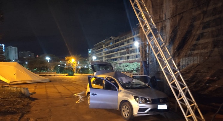 pmdfoficial's tweet photo. Rotam apreende três adolescentes, dois de 14 anos e um de 12, que sequestraram e espancaram um motorista de aplicativo na madrugada desta terça-feira (25). O trio foi detido na região da Rodoviária após capotar o veículo roubado próximo ao Conic. https://t.co/RH7qz6Q5Oj https://t.co/HCitMSwgaO