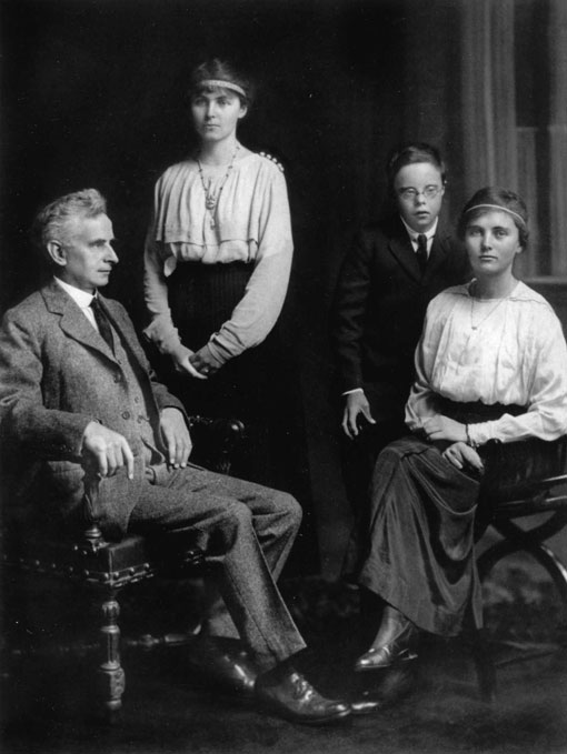 HistoryEmergen1's tweet photo. JohnHaydon #Langdon #Down was born in 1828. He opened a #privatehome for subnormal #patients at #Normansfield, #Teddington. Throughout his career he practised as a consulting #physician and continued his #research into what he called #Mongolism, later designated as #DownSyndrome https://t.co/I6MLhapa13