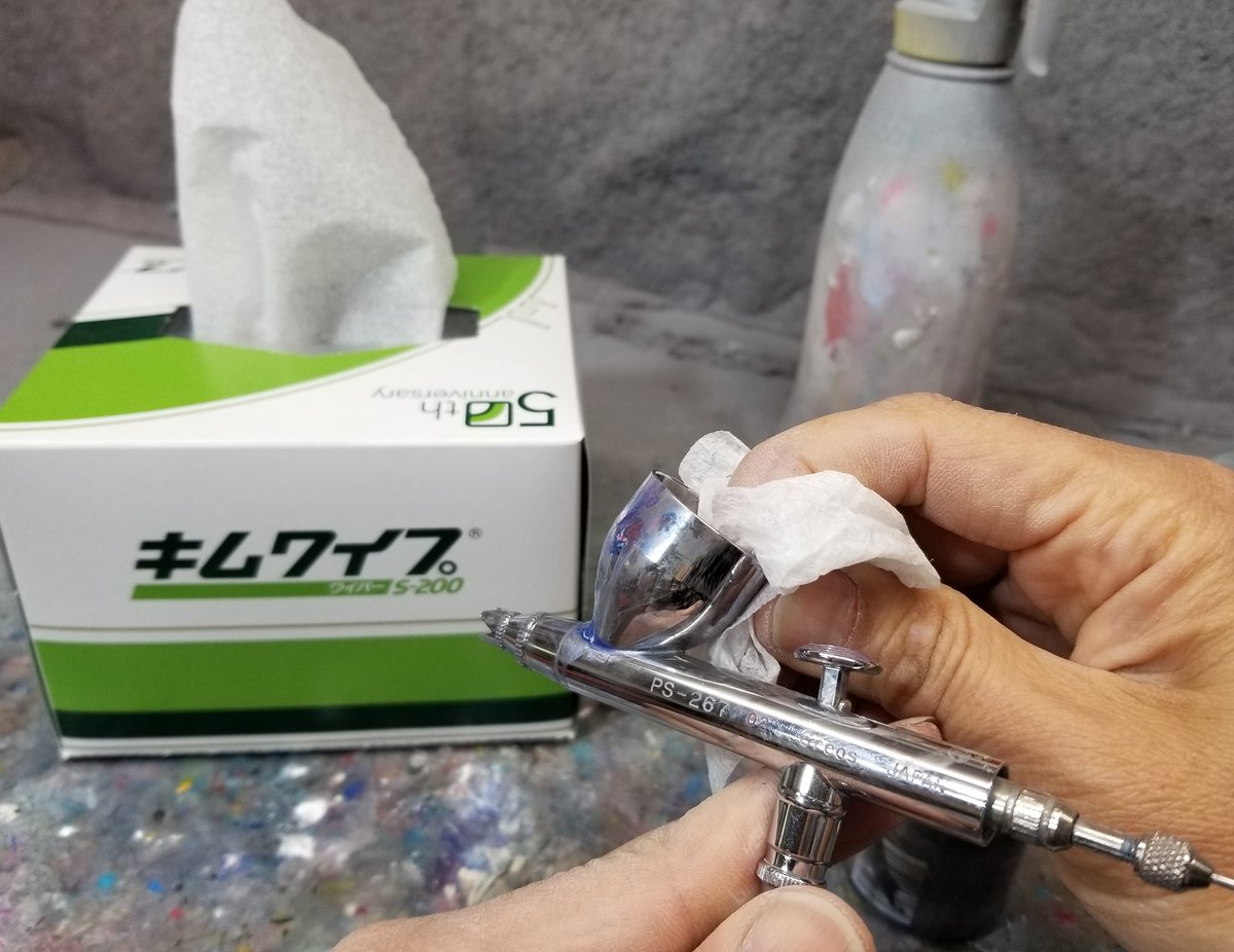 ガレージキット製作代行社 フィニッシャーのお仕事 道具紹介 塗装時の必需品 キムワイプ さんです ティッシュペーパーでは繊維が出てしまうので エアブラシの掃除や筆の拭き取りなどでは必需品ですね ガレージキット 模型製作 フィギュア