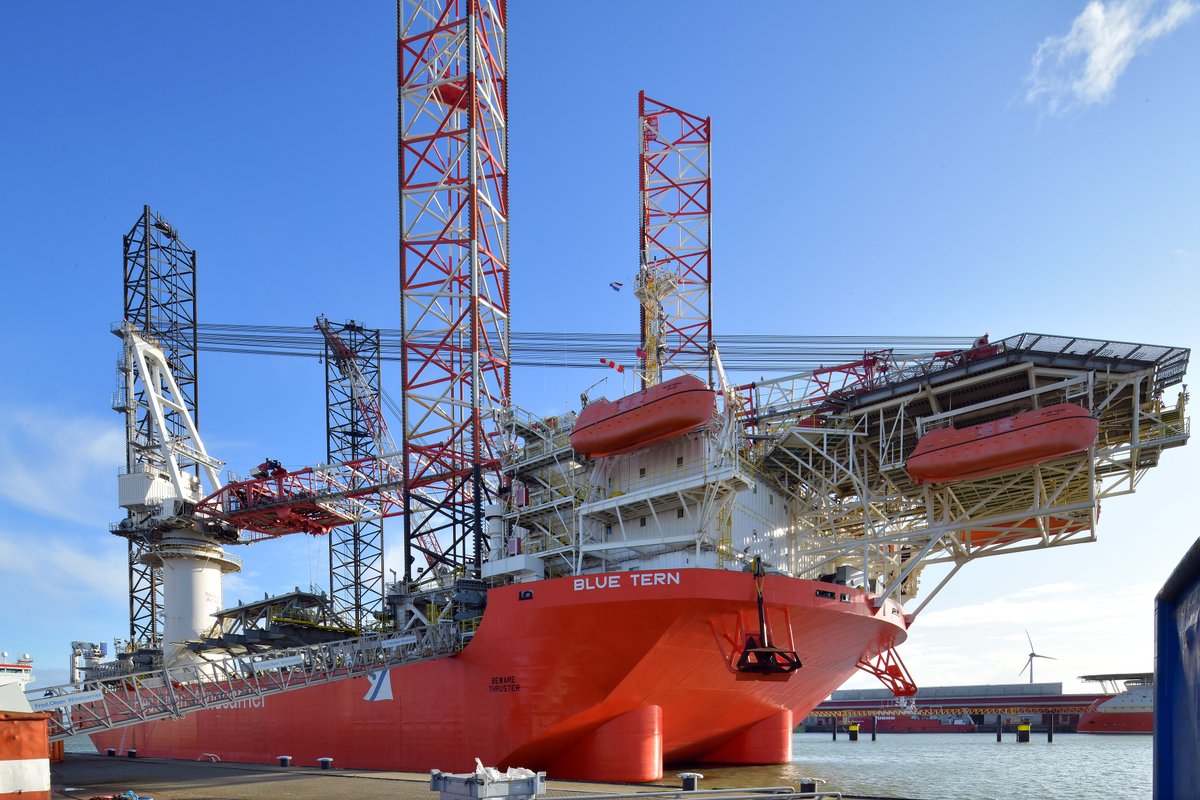 Dürfen wir vorstellen?💁‍♀️Unser Neuzugang: Die Blue Tern unterstützt uns ab sofort. Das Errichterschiff übernimmt die Installationsarbeiten für die letzten 11 Anlagen. 21/32 stehen bereits. Wir freuen uns auf die Zusammenarbeit, gutes Wetter &amp; eine zügige Fertigstellung.💪