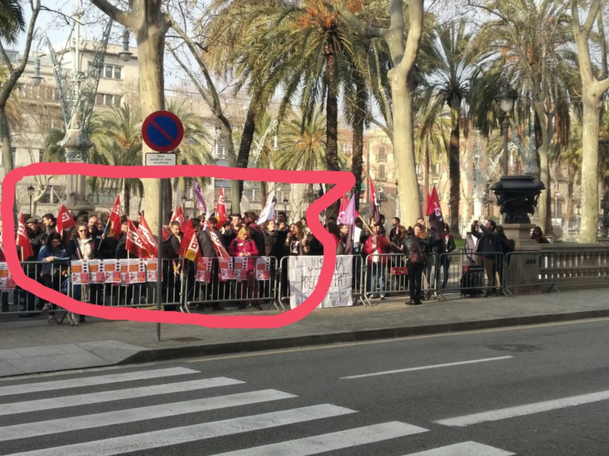 UnNouMon's tweet photo. When vas amb les banderetes a fer el paperot perquè ve la tele.
When les càmeres marxen i les banderes també. #JudiciEPIF @DocsLluita @CGTEnsenyament https://t.co/pUFteSEMML