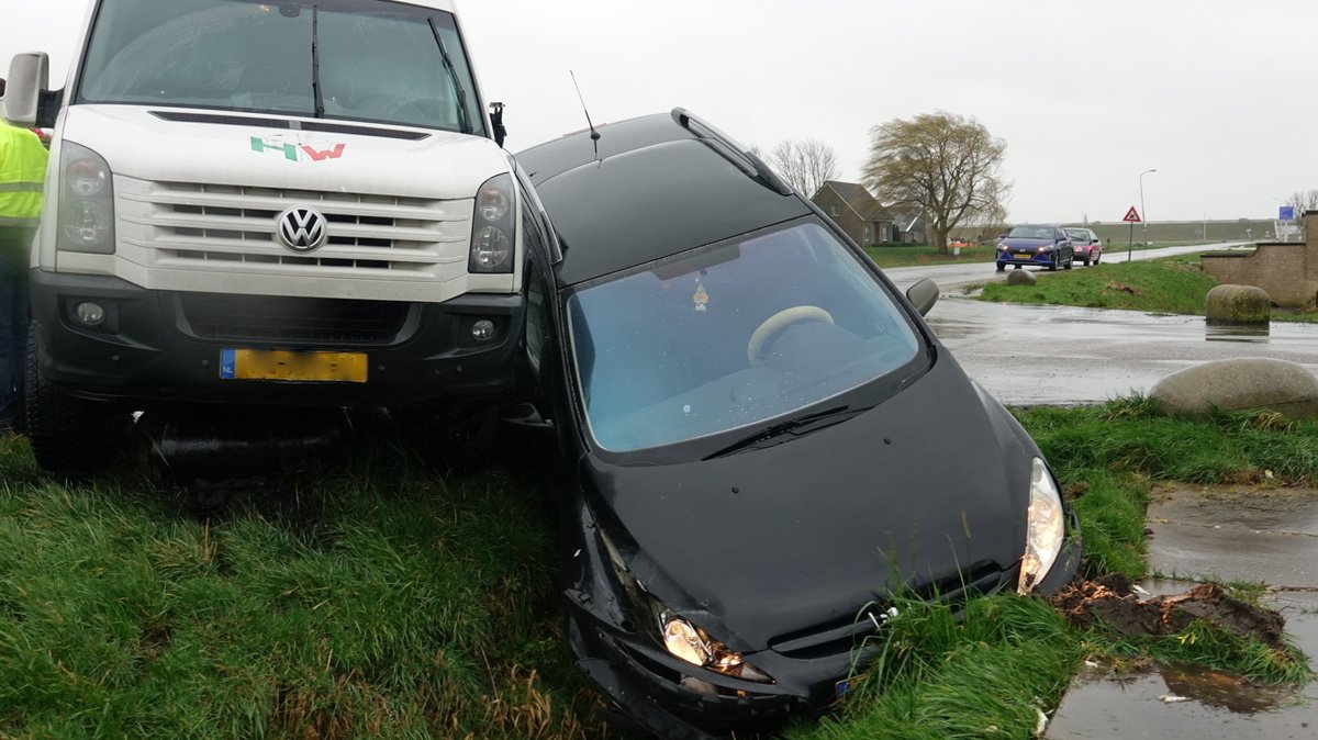 LUTJEBROEK - Op de Voetakkers is maandagmiddag een ongeval gebeurd tussen een bestelbus en een personen auto.