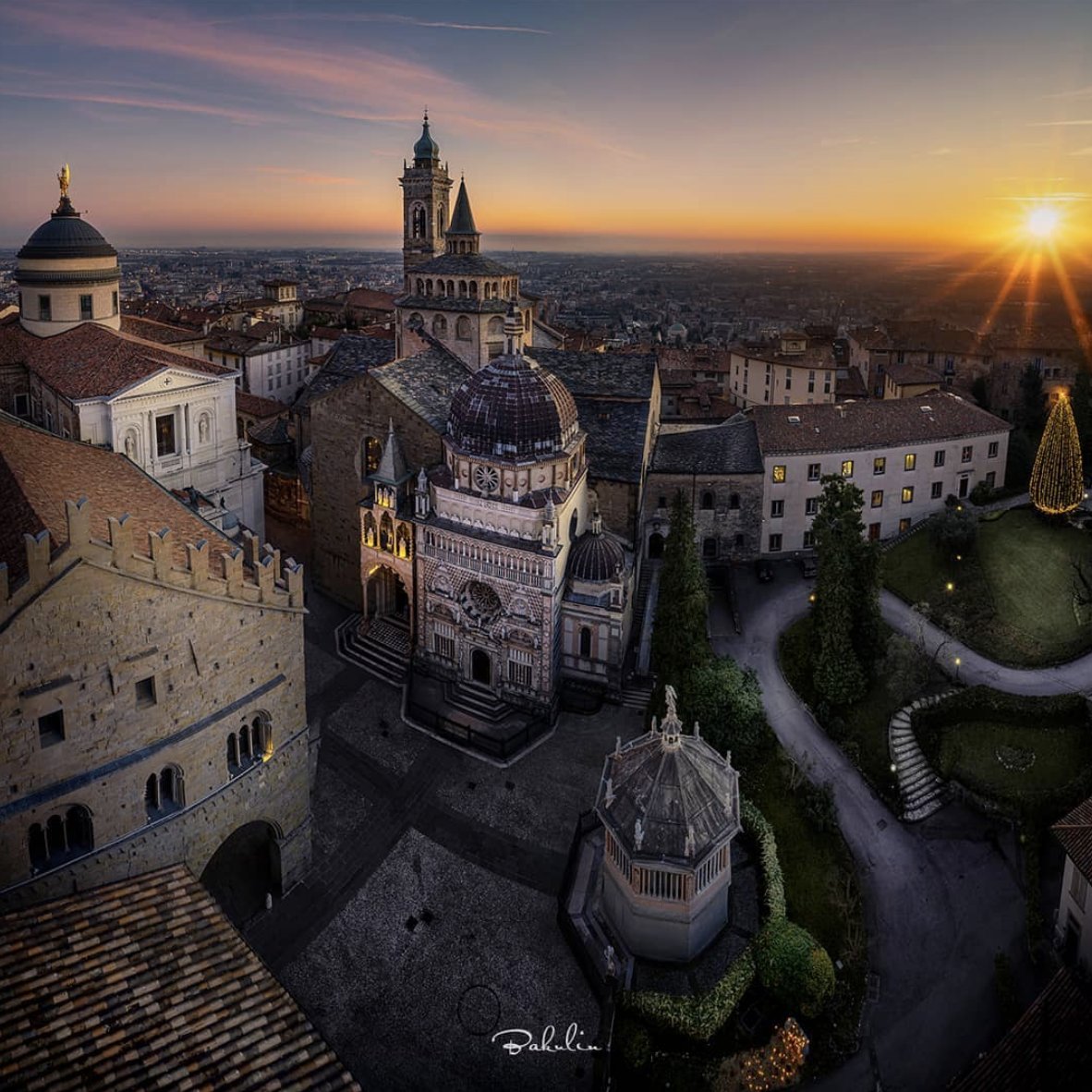 The unmistakable profile of the Santa Maria Maggiore Basilica peeks through the historic roofs of the upper town.
Fall in love with every detail!

📍 Basilica di Santa Maria Maggiore
📷<a href="/roneus86/">Volodymyr Bakulin</a>

#visitbergamo #bergamojustamazing #inlombardia