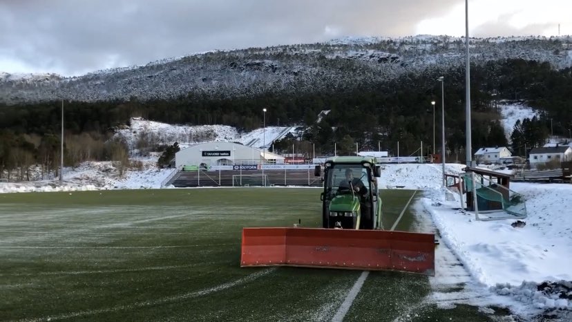 Arne-Sigurd har lagt ned en enorm innsats så langt i vinter med å måke snø på kunstgressbanen. Her i aksjon fra igår, mandag 👏🏻👏🏻