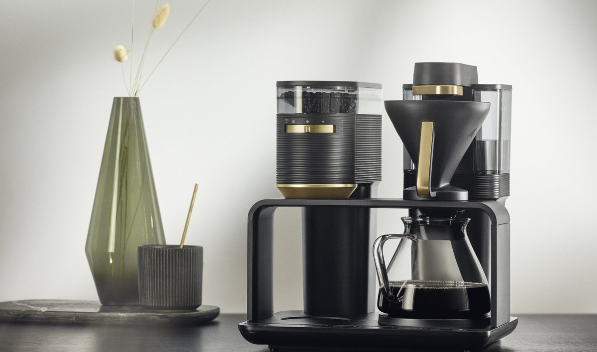 We are happy to see the market launch of Melitta EPOS, the electric coffee maker with integrated grinder celebrating a new pour over experience. Designed for Melitta by us: bit.ly/2HRCAt1

#fluiddesign #wearefluid #Melitta #yourmomentum #EPOS #pourover #industrialdesign