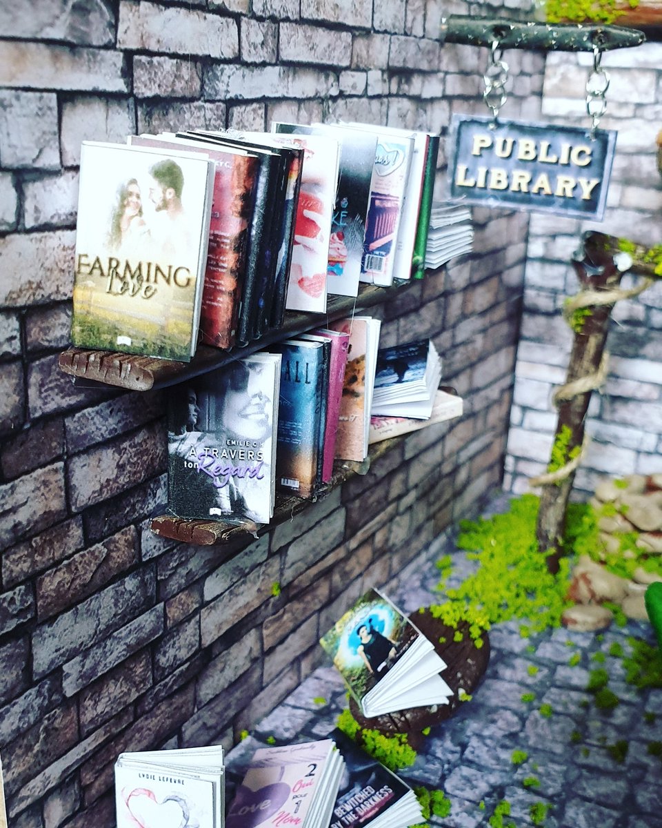 EmilieCH4's tweet photo. Je vous partage ma Création ! Mon BookNook entièrement fait à la main ! 
#booknook #création #book #auteur #fimo https://t.co/4BNCumePBz
