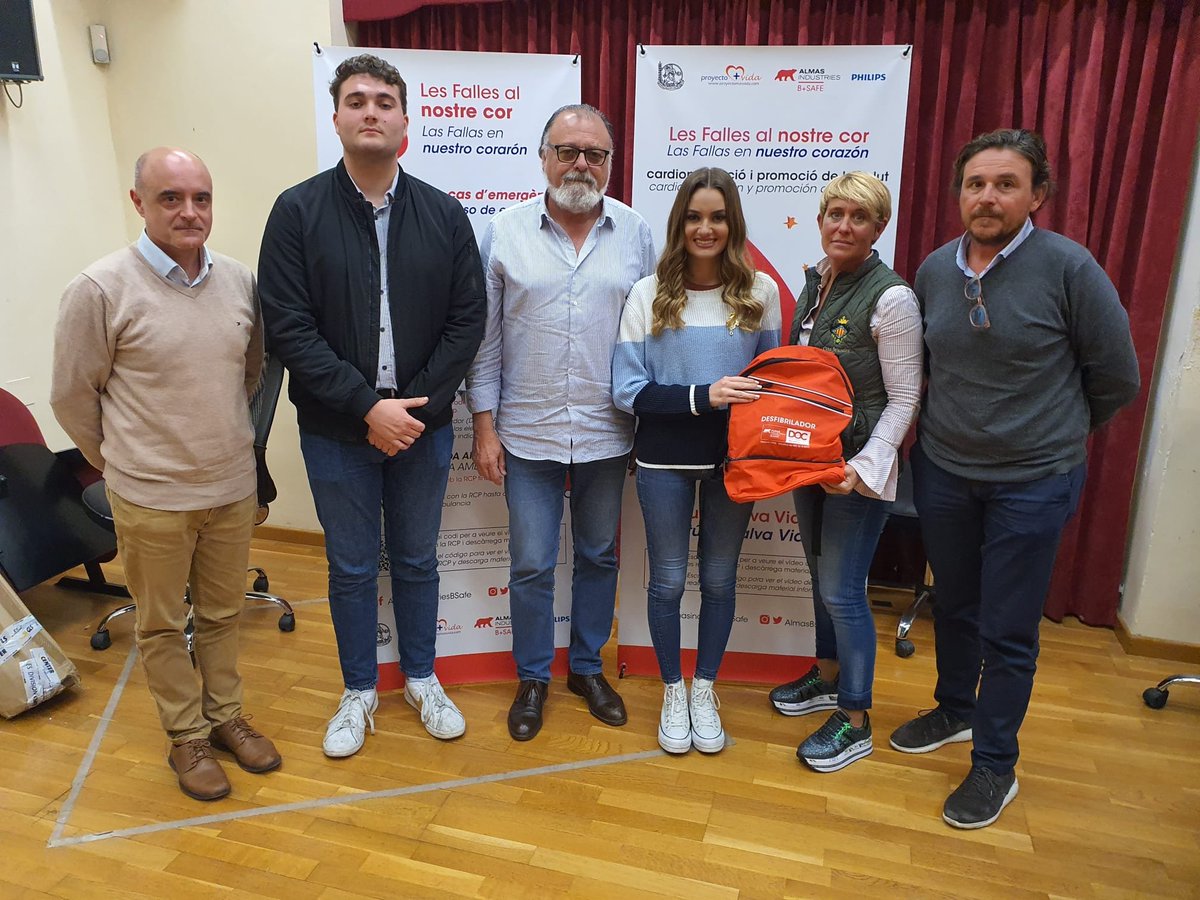 fallaconvento's tweet photo. Ayer lunes asistimos al 'Curso de Manejo del Desfibrilador' en el Salón de Plenos de @JCF_Valencia. La FMV2020 Consuelo Llobell nos entregó la mochila con el desfibrilador y un kit de emergencia para facilitar su uso. Buena señal será no tener que utilizarlo #FallaConvento2020💚 https://t.co/t0vj4sUsqM