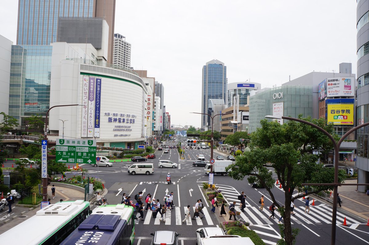 神戸市広報課 変わる神戸 三宮駅前では 阪急の駅ビルの建設とjrターミナルビルの解体が進んでいます 三宮 交差点を中心に 6つの駅をひとつにつなぐ歩行者と公共交通優先の空間 三宮クロススクエア を整備し にぎわいを生み出します 詳しくはこちら