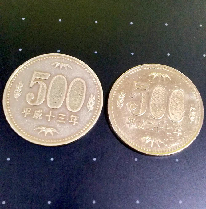 4日間コインロールを1枚の500円玉で練習してたら輝きが無くなった…(左) 