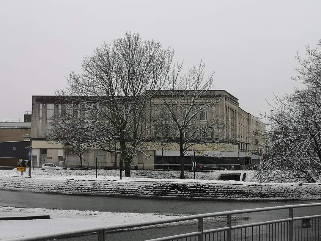 Yesterday morning's we woke up to a surprise. Although the snow has already disappeared, our wonderful home did look rather nice with it's wintery covering as we walked in.