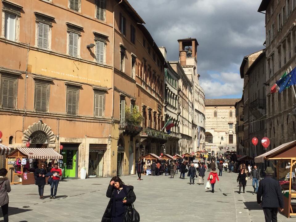 EnjoyPerugia's tweet photo. #SaveTheDate A #Perugia torna #Sbaracco! Il 28 e 29 febbraio shopping e offerte di fine stagione con la Festa del Piccolo Commercio! https://t.co/EHTZTWvf0F