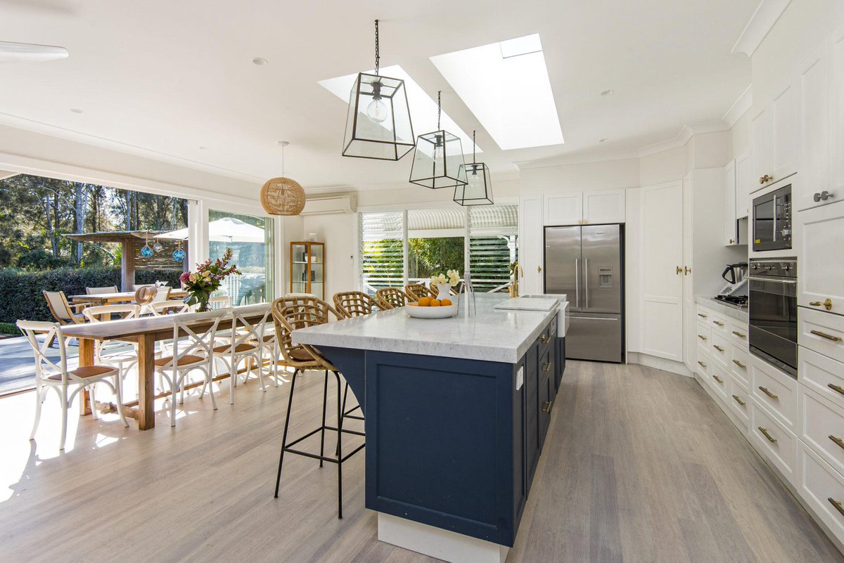 With bikes and surfboards at your disposable, this #AvalonBeach property promises to be a family weekend to remember 🏄 bit.ly/37ScWPq