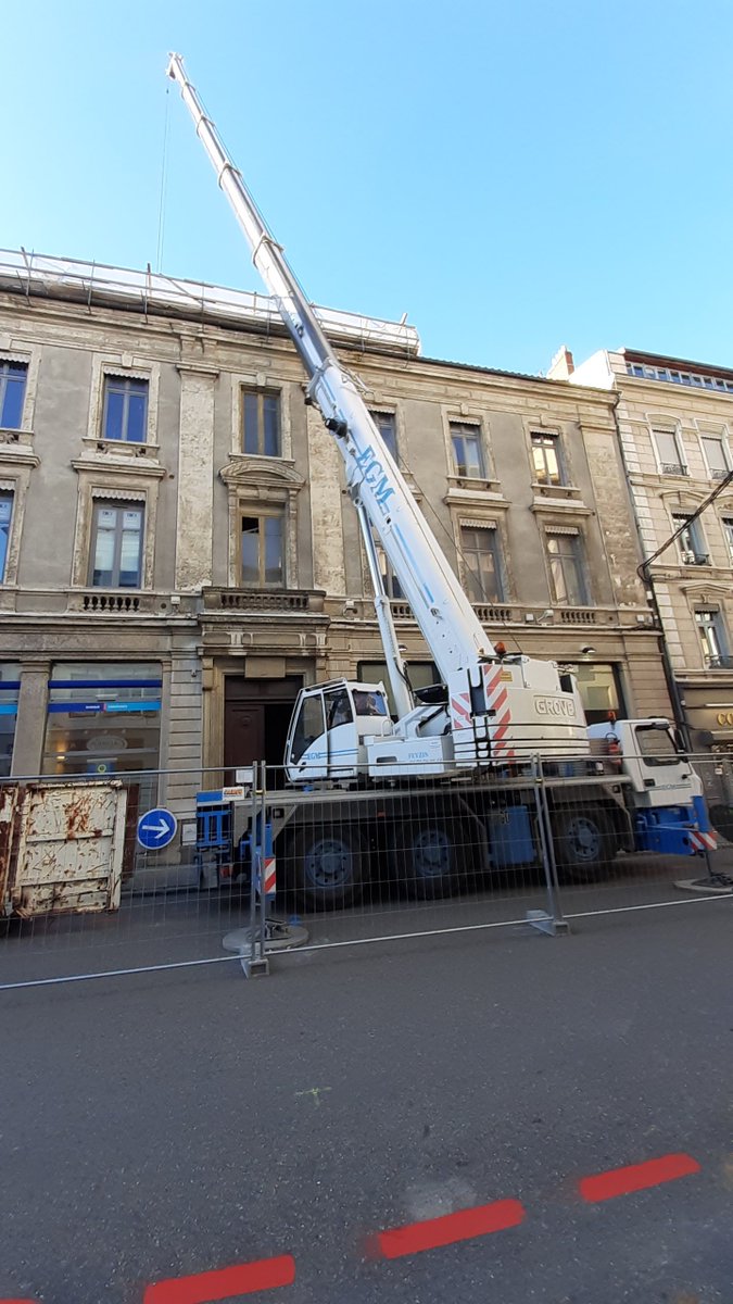 FederalyG's tweet photo. Suite à un sinistre au dernier étage d'un immeuble situé à #Vienne (38), l'équipe #Corege est intervenue, il y a un an afin d'assurer le #confortement et le renforcement des étages. Cette semaine a lieu la deuxième phase des #travaux, le déblaiement et l'évacuation des gravats. https://t.co/a2biLozVKk