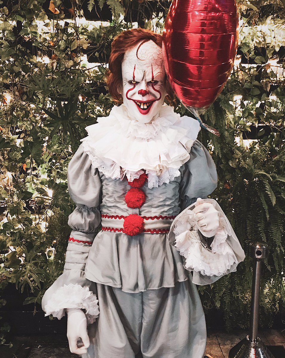 meninorapha's tweet photo. Este ano pela primeira vez fui às ruas totalmente fantasiado e simplesmente amei a experiência, obrigado mozão por topar e ser o George 💙 #Pennywise #It #ItTheThing https://t.co/wTnYhUomhU