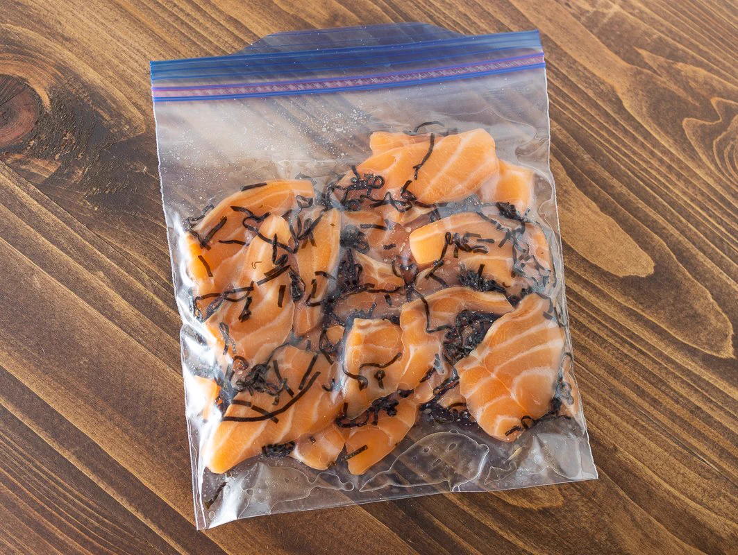 いくらみたいな濃いうま味！？「サーモンの塩昆布漬け」の作り方！