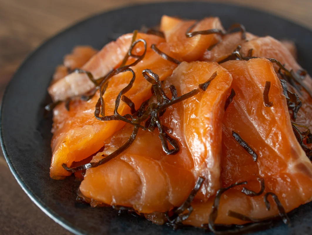 いくらみたいな濃いうま味！？「サーモンの塩昆布漬け」の作り方！