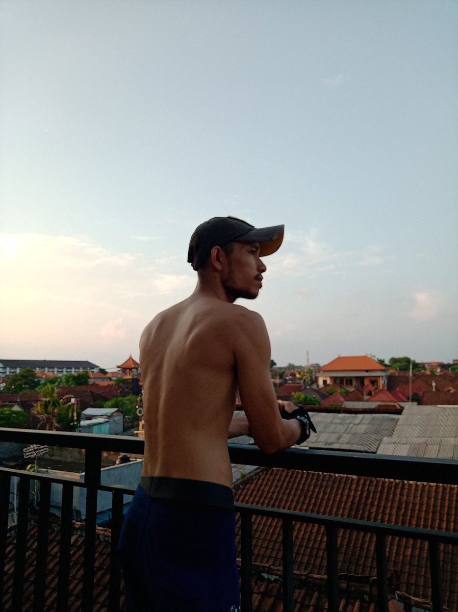 babangbliy's tweet photo. Sore bali. 
Habis olahraga nyantai di rooftop kos enak bgt emang.  Liat view di sore hari itu sesuatu bgt kayak gini. Ya waLaupun hanya genteng rumah orang yang di liatin disini.  Yah shyukur² ada wajah pacar orang di atas genteng terlihat nanti.  
#Bali #slimboy https://t.co/IGSycOoNDS