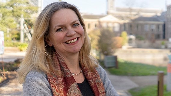 LeidenHum's tweet photo. In een tijd waarin geesteswetenschappen onder druk staan is wetenschapscommunicatie nóg belangrijker, vindt Christine Smittenaar, hoofd afdeling Communicatie en Marketing. Lees meer via de link #humansofhumanities
https://t.co/jWW2hwItbJ https://t.co/xmvUKe71Nl