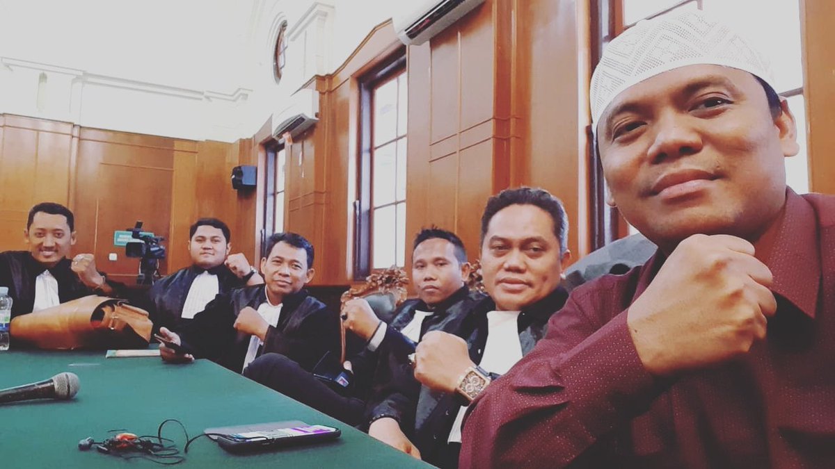 MuhammadIbnuGh1's tweet photo. @AbuHanun1453 @aim_revolt2 Sampaikan kebenaran, bongkar kebobrokan rezim.
 >> #SaveAdvokatPejuang <<
 #HukumTajamKeMuslim . #TolakKriminalisasiKhozinudin
#ZTS5

@ThariqahDakwah https://t.co/ivHyNDX5w7