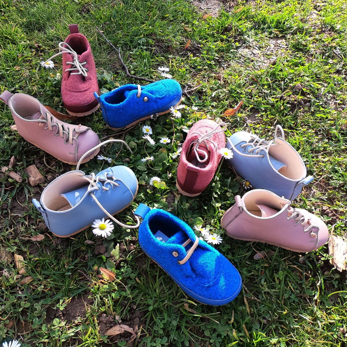 Weich und flexibel wie barfuß laufen 👣 Soft and flexible like walking barefoot .
.
#pregnidoskids #pregnidos #barefootfeeling #barfußgefühl #gesundefüße #healthyfeet #kidsshoes #childrenshoes #babyshoes #kinderschuhe #babyschuhe