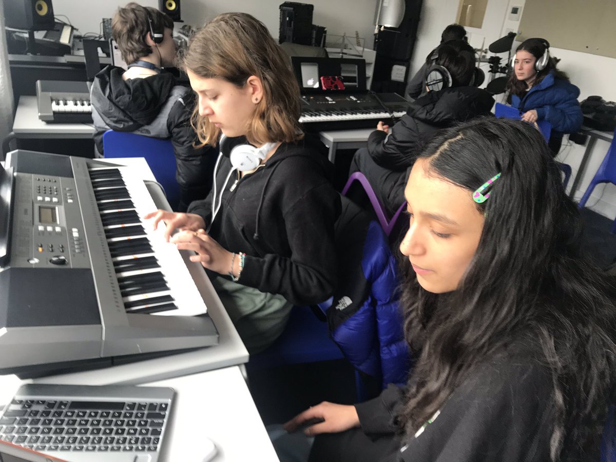 georgio_elia's tweet photo. Band project @HalcyonSchool exploring #musicalfutures curriculum within the #MYP #arts #music programme with #grade7 students. Buzzing learning atmosphere here this morning! Kids are on it with lots of #collaboration #music #education #classroom style!!! 😀 https://t.co/EOIKvrfFGn