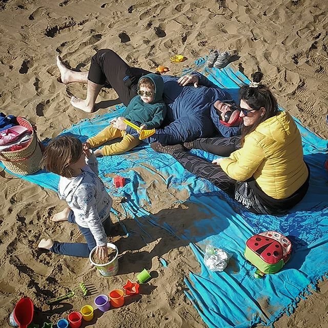 Una familia unida cabe en una toalla azul.

#planeta_Bilbao #urdaibai #igersbizkaia #igers #familia #family #naturelover #euskadi #playa #niños #love #hondartza #laida