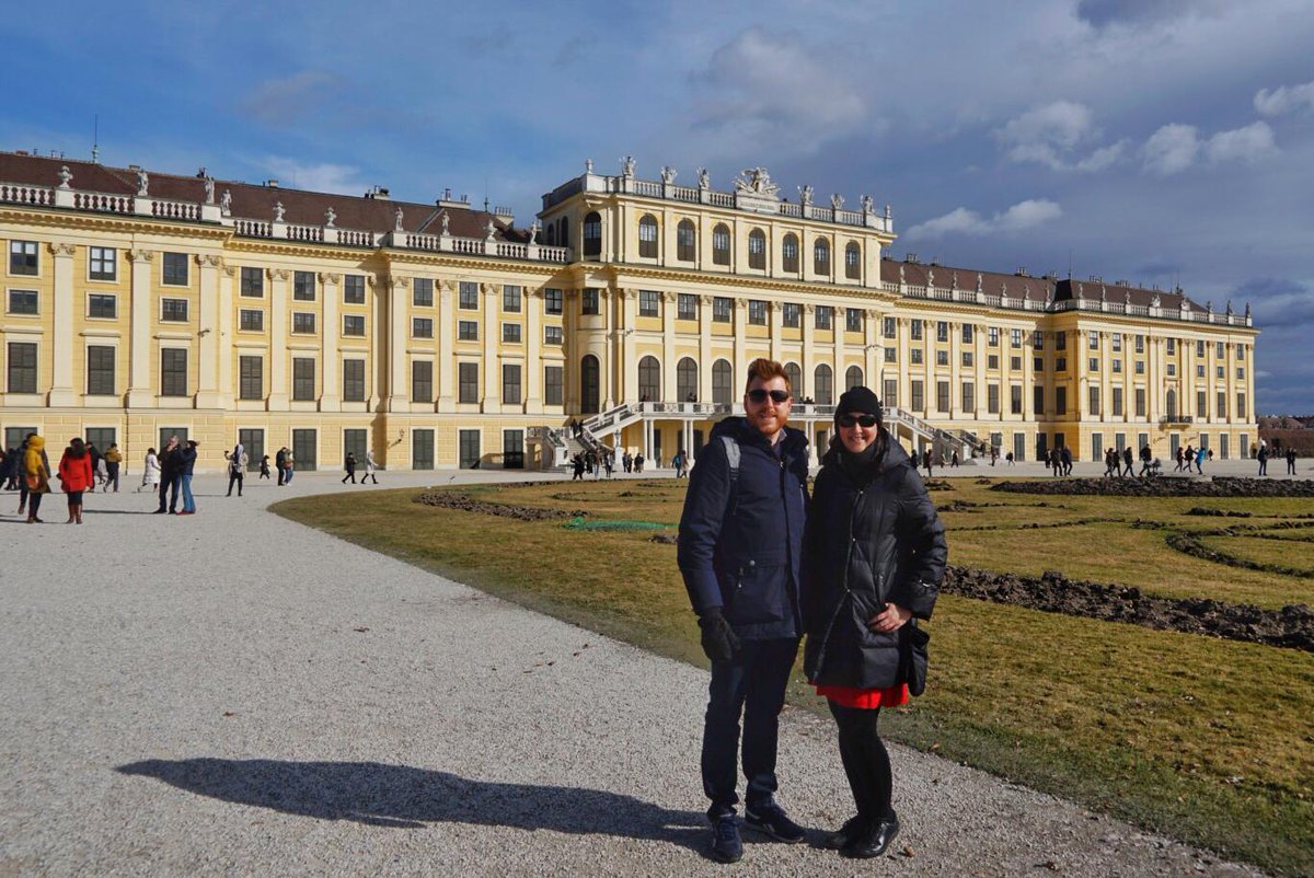 2maletas's tweet photo. El Palacio de Schönbrunn fue la residencia de verano de los Habsburgo y es el punto turístico más visitado de #Viena.

Su interior barroco es imponente, pueden visitarse sus jardines y un zoo! 

#ViennaNow #Wien #Austria #viaje #blogger #travelblogger #palacio #Sisi #Habsburgo https://t.co/dKoPuPkLoc