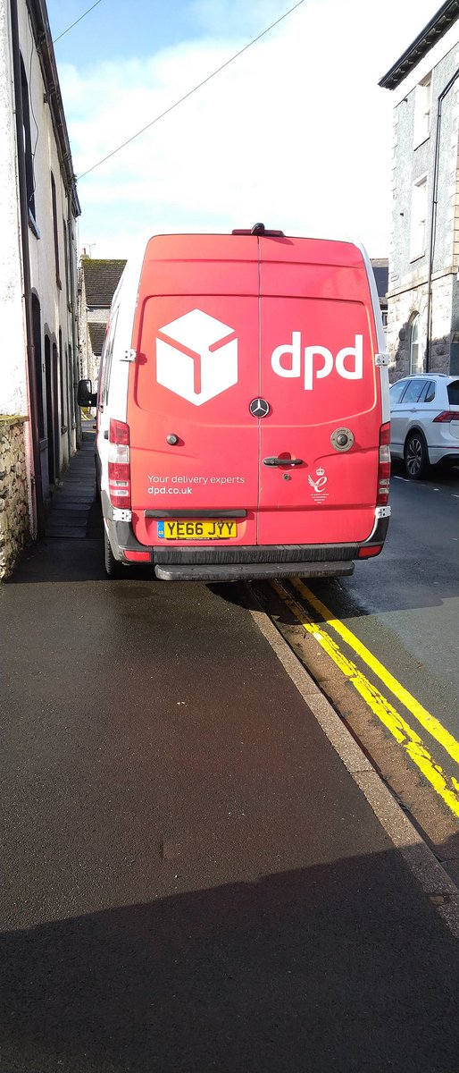 andy__mcr's tweet photo. @DPDgroup_news why cannot pavements be keep accessible to pedestrians? Think responsible business https://t.co/FxEvU1hcOS