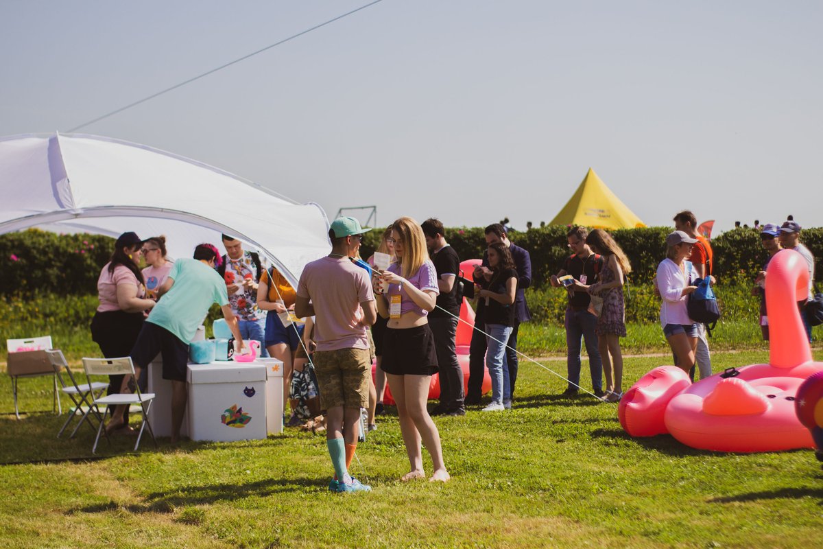 SprintboxR's tweet image. ITGM #15
27 июля /2019
Пока наши котики летали по сцене, белый шатёр стал местом притяжения посетителей ITGM, и это очень круто. Мы дарили подарки, отвечали на вопросы и радовались вашим улыбкам 😍😍 #itgm #itgm15