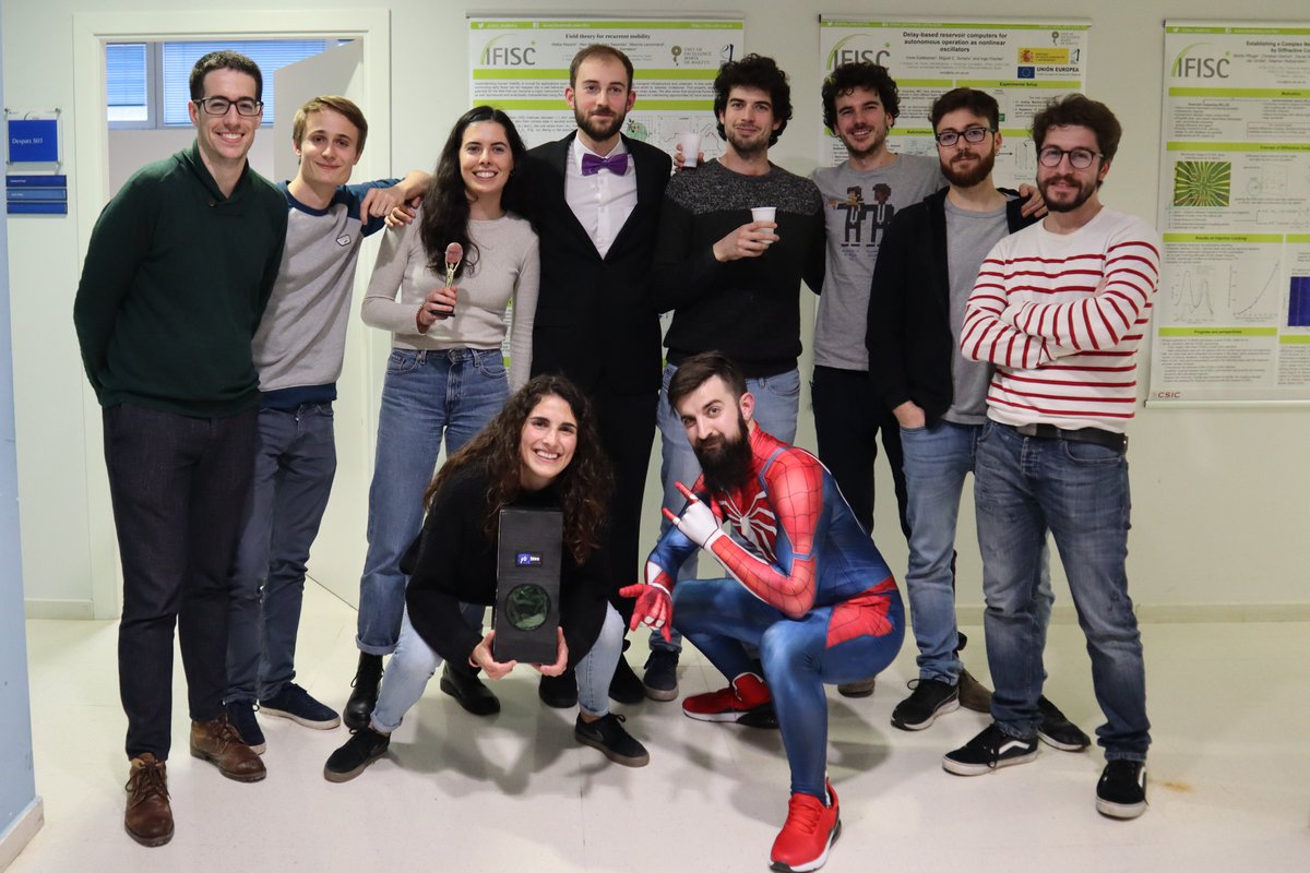 IFISC_mallorca's tweet photo. La semana pasada nuestros estudiantes de doctorado celebraron la anual #PosterParty en la que, además de presentar sus últimas investigaciones en formato póster, ¡organizaron una gala de premios cinematográficos! Os dejamos con el vídeo del evento 📽️🎞️
https://t.co/aqwQ0kFnpN https://t.co/OG01JsuNSD