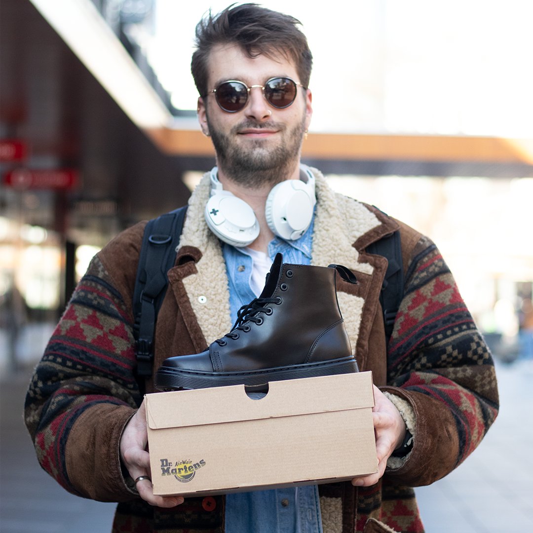 Joris is helemaal happy met z’n nieuwe <a href="/drmartens/">Dr. Martens</a> ! 🤩 ‘Ze zijn helemaal zwart, zelfs zonder het bekende gele stiksel. Je ziet het misschien niet vandaag, maar meestal ben ik helemaal in het zwart gekleed; deze schoenen passen perfect bij mijn kledingstijl.’ #lijnbaanrotterdam