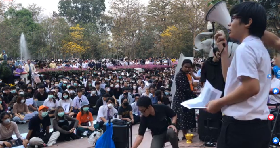 prasitchai_k's tweet photo. โดนตัดไฟจ้า! แต่นักศึกษาไม่ถอย 'ลูกช้าง มช.' ยังเดินหน้าแสดงพลัง ขึ้นปราศรัยอ่านกวีต่อเนื่อง ลั่นออกมาเพื่อทวงความยุติธรรม ออกมาเพราะประเทศนี้มัน'อยุติธรรม'

#Buกูไม่ใช่สลิ่ม #ราชมงคลจะไม่ทนอีกต่อไป #ช้างเผือกจะไม่ทน #ลูกช้างมช #มหาวิทยาลัยหน้าบางแห่งหนึ่ง #PrasitchaiKumbang https://t.co/cyTIXFeoyI