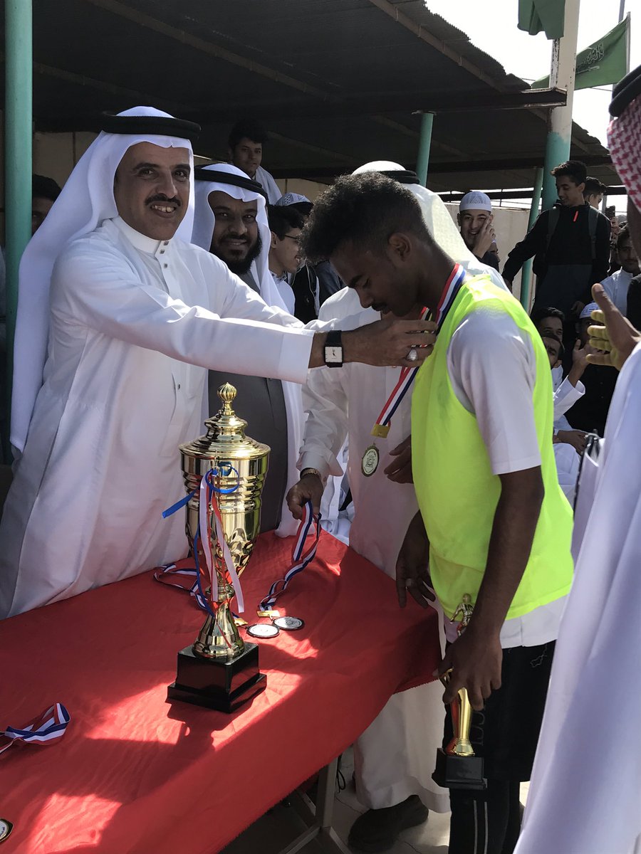 alrabeaActivity's tweet photo. #تعليم_المدينة
#مكتب_تعليم_جنوب_المدينة
في نهائي دوري كرة القدم بثانوية عبد العزيز الربيع القائد المدرسي محمد هديان الأحمدي وسط حضور المعلمين والطلاب يسلم الفريق الفائز  الكأس والميداليات الذهبية ويوزع الجوائز على الفرق واللجان العاملة بالبطولة https://t.co/d1sQ3TzahJ