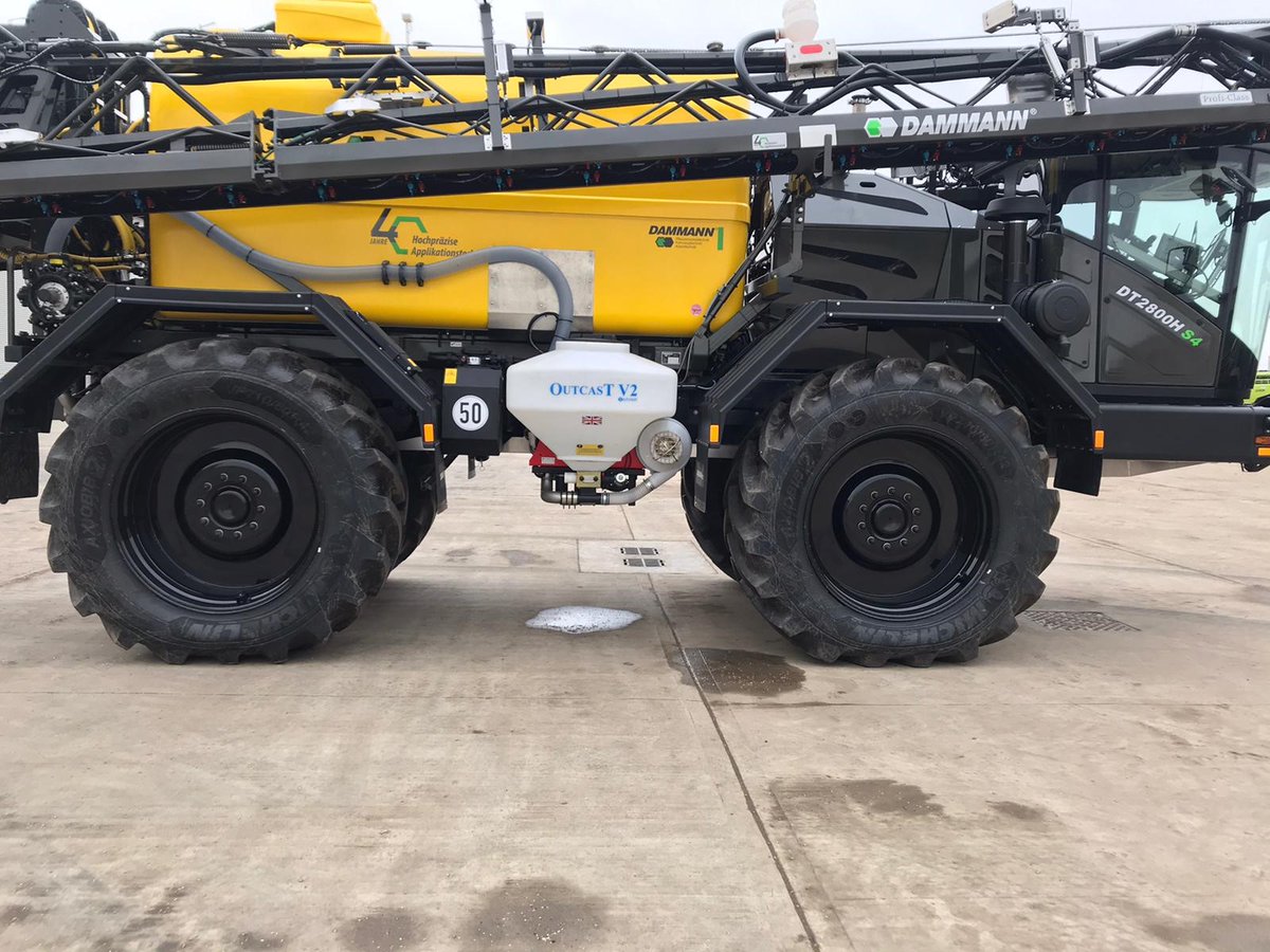 BushTyres's tweet image. Great to be working with @ChantryUk with our #BushOE2 Division helping with this first of its kind and bespoke DT2800 7000Litre 38Metre Sprayer with Greenview 12 camera selective spay. fitted with @MichelinAgriUK 71060R42 Axiobib2's with a 176D load index and Gloss black wheels