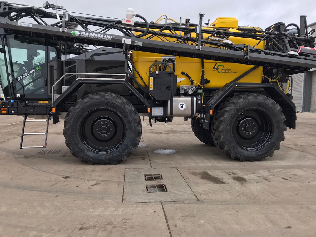 BushTyres's tweet image. Great to be working with @ChantryUk with our #BushOE2 Division helping with this first of its kind and bespoke DT2800 7000Litre 38Metre Sprayer with Greenview 12 camera selective spay. fitted with @MichelinAgriUK 71060R42 Axiobib2's with a 176D load index and Gloss black wheels