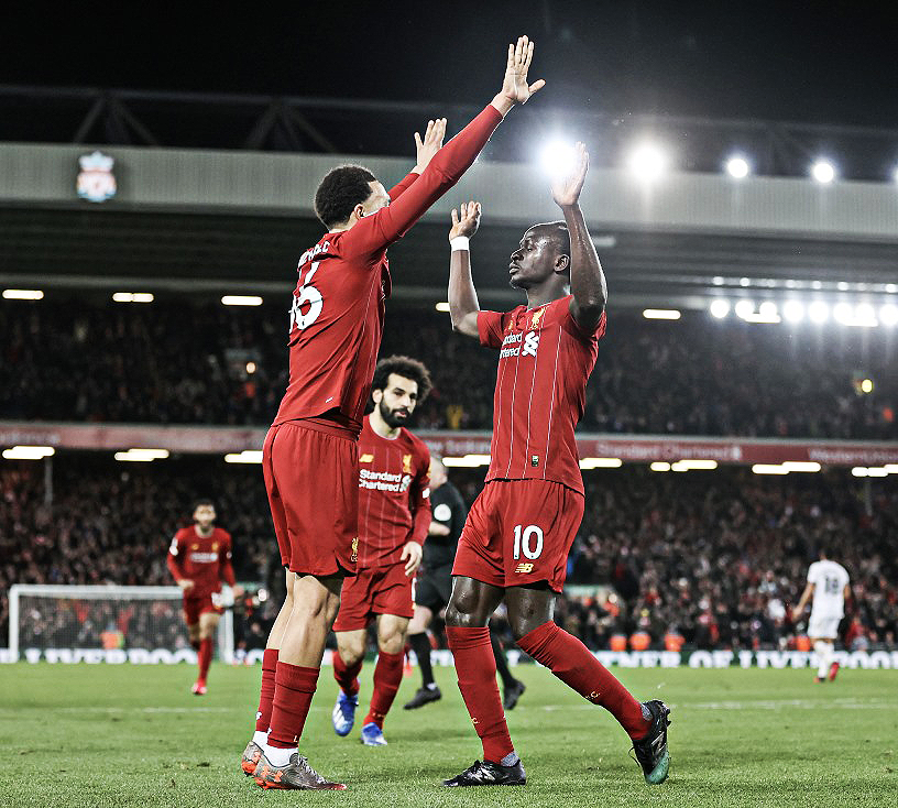 FootballCoinES's tweet photo. ⚪️🔴@LFC vuelve a ganar en la @premierleague.  

✅17 victorias consecutivas en la liga. 
✅Un empate. 
✅Luego 18 victorias consecutivas.

#YouAreTheManager #EPL #PL #PremierLeague #LFC #YNWA https://t.co/mtbVpNMsNA