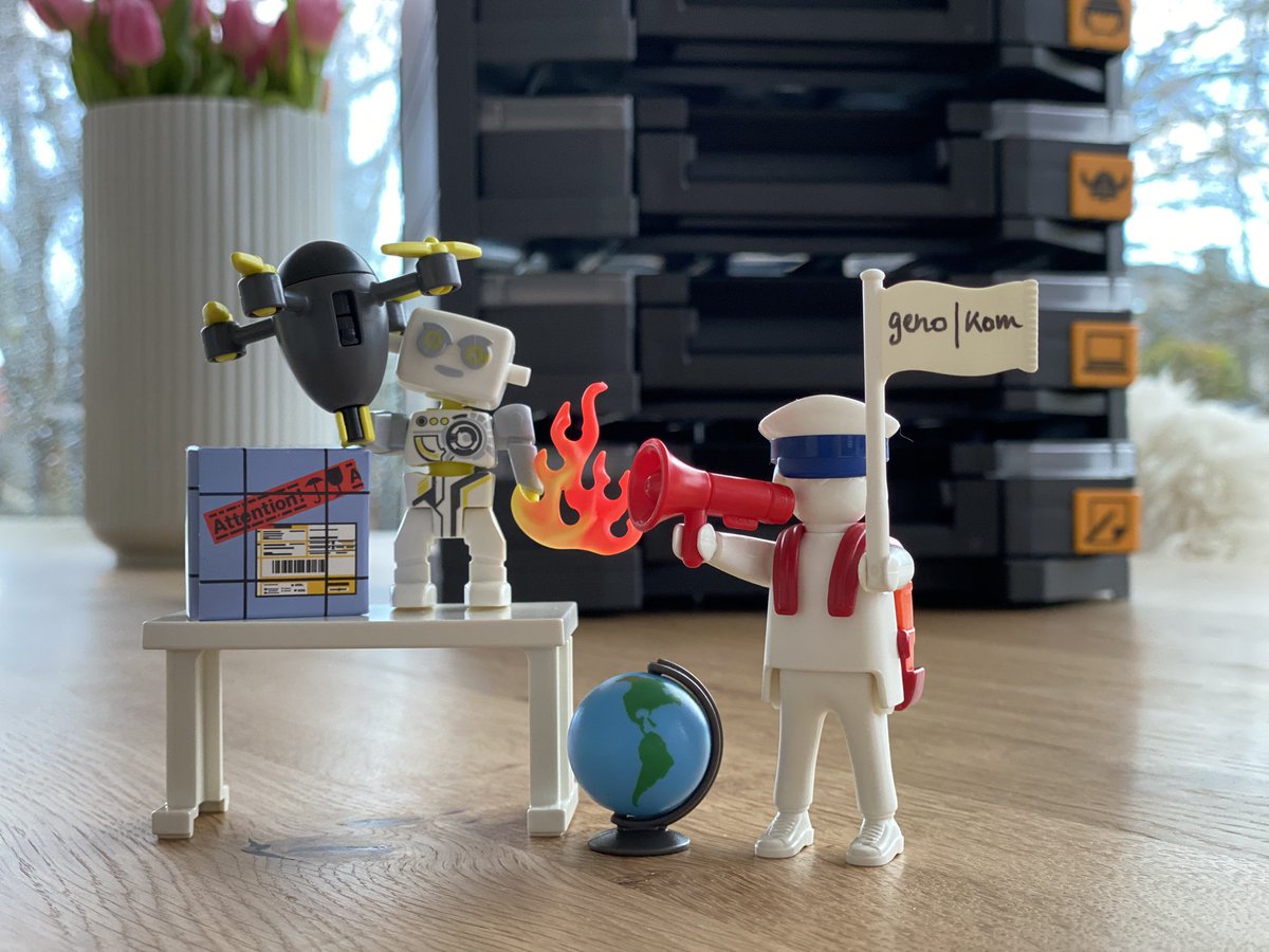 genokom's tweet photo. PLAYMOBIL Pro – gehört ab heute zum geno kom Agenturinventar. Der kreative, spielerische Umgang mit komplexen und häufig effizienzgetriebenen Sachverhalten ist in Zeiten agiler Arbeitswelten ein wichtiger Hygienefaktor. Los geht´s.  #genokom #agentur #kreativität @playmobil https://t.co/xsLgoGHXfi