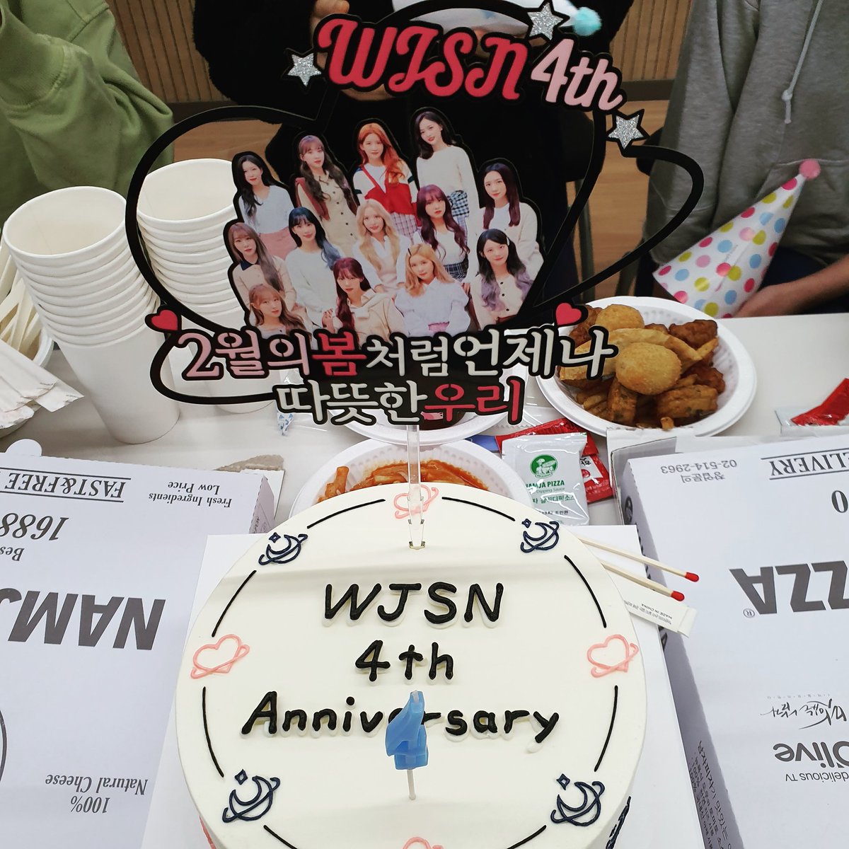 [#우주소녀 #연정]
우정! 아까 내가 말했던 케이크❤
시끌벅적했던 우리 4주년 브이앱ㅋㅋ 봐줘서
고맙고 랍유행😘