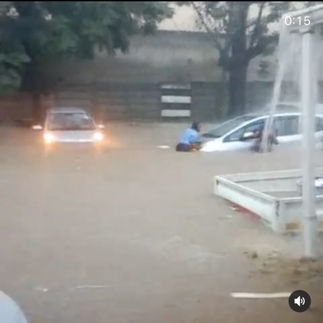 FellowHire's tweet photo. リロングウェの雨季は雨が非常に多いけど、排水システムが貧弱です。何とかエンジニアに解決するよう期待します！

#雨季 #リロングウェ #排水 #マラウイ https://t.co/NRgNJmKcvl