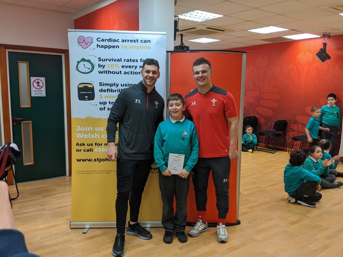 SJACymru's tweet photo. We're at WRU National Centre of Excellence today with
@tynywernp learning all about the importance of defibrillators!π
And we had a little visit from @WelshRugbyUnion's @jaaaarod and @tomosgwilliams too!π
#DefibAware #defibruary https://t.co/64CCSwC8EO