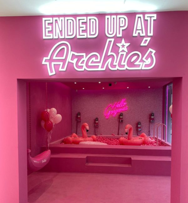 The most talked about burger joint in town is just days away from opening, resplendent with #Hartbrights signage inside and out. @lovearchies Piccadilly is about to land...

 ▶️ themanc.com/news/a-look-in…

<a href="/TheMancUK/">The Manc</a> #archies #lovearchies #signage #customsigns