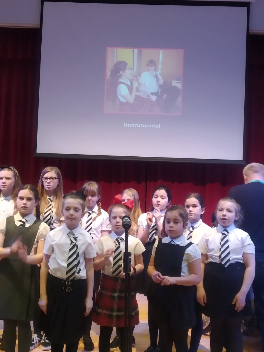 GarvelC's tweet photo. @DrakeMusicScot  and Moorfoot Primary and Garvel :) https://t.co/7O7ZJ5OHoP