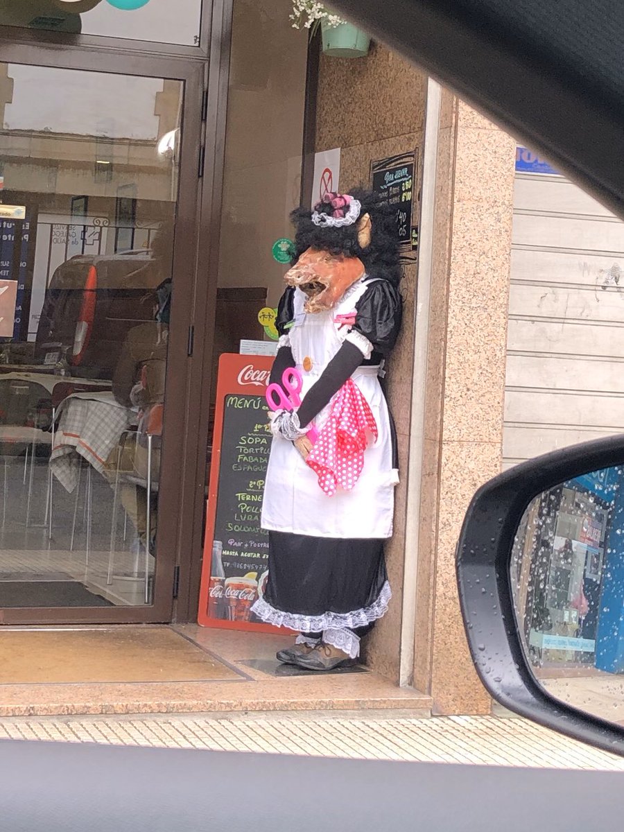terrorhiper's tweet photo. Este año los supermercados están flojos en decoración carnavalesca pero ojo a este bar 🤯 cc/ @mikeliturriaga https://t.co/dOqownJJuA