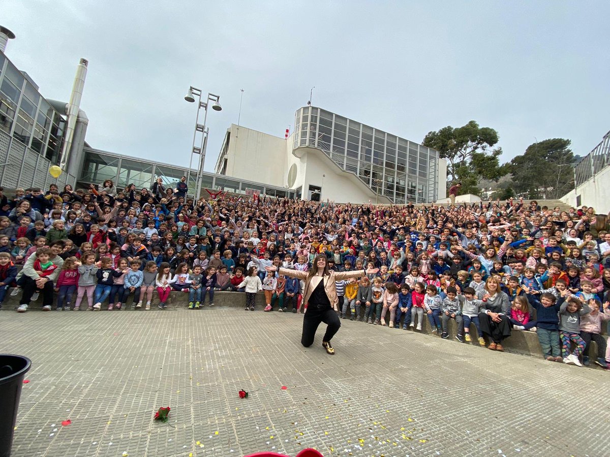 thaubarcelona's tweet photo. Acte inaugural de la #SetmanaDeLaCienciaThauBCN: la màgia de @MelanieCacho ens ha deixat ben encuriosits! #EscolaThauBCN @AFAThauBCN https://t.co/lRlxkRp2U8