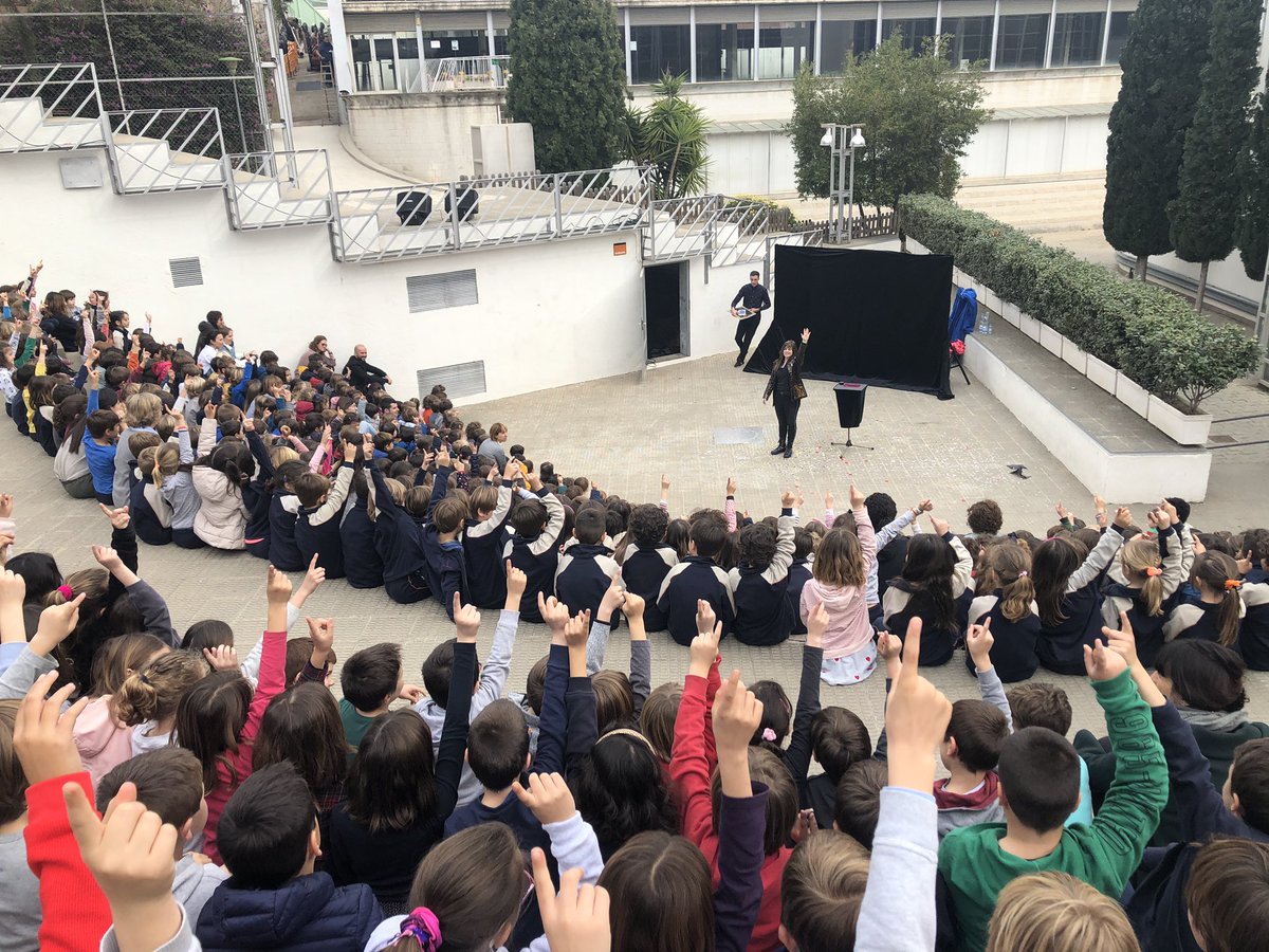 Acte inaugural de la #SetmanaDeLaCienciaThauBCN: la màgia de <a href="/MelanieCacho/">Magia Melanie</a> ens ha deixat ben encuriosits! #EscolaThauBCN <a href="/AFAThauBCN/">AFA Thau Barcelona</a>