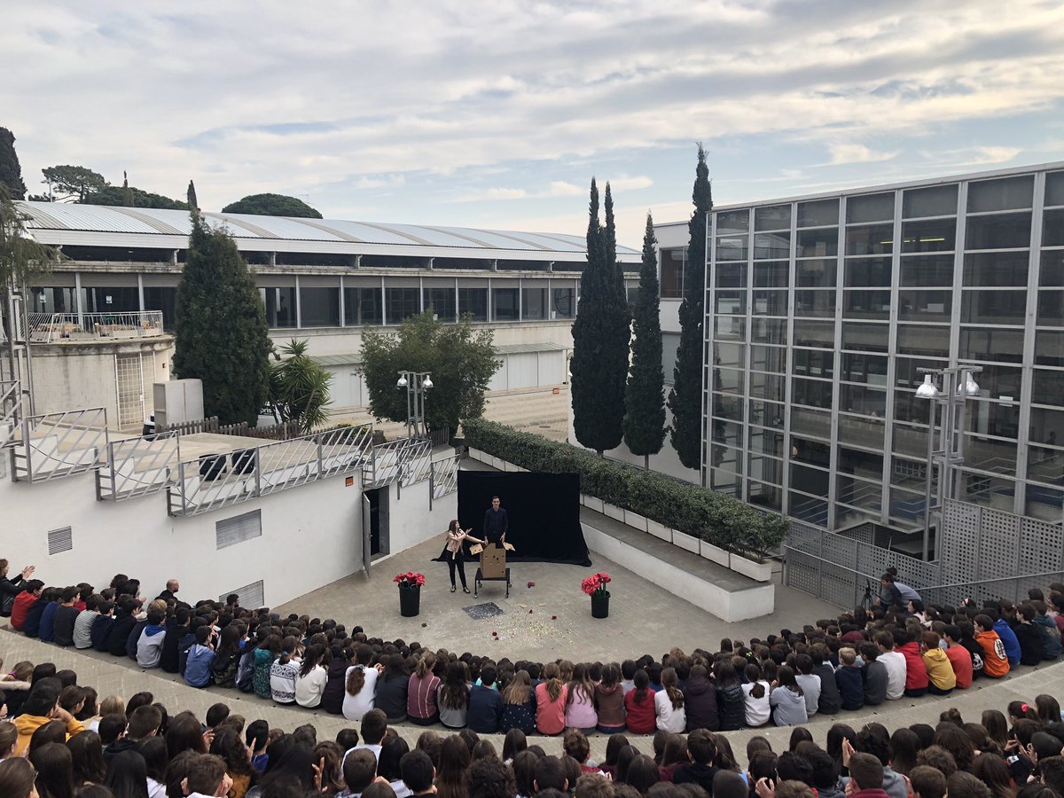 thaubarcelona's tweet photo. Acte inaugural de la #SetmanaDeLaCienciaThauBCN: la màgia de @MelanieCacho ens ha deixat ben encuriosits! #EscolaThauBCN @AFAThauBCN https://t.co/lRlxkRp2U8